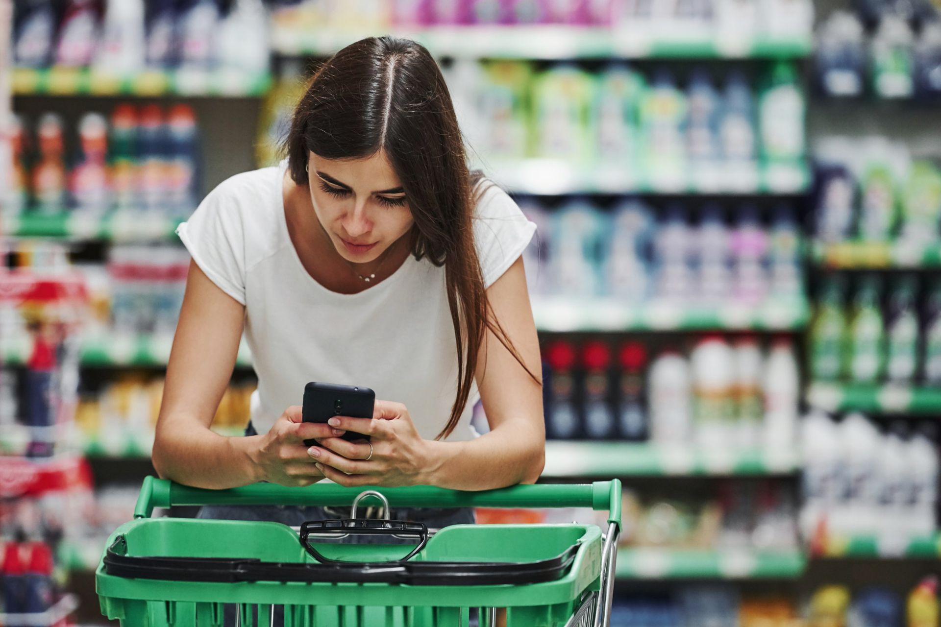Generative engine optimization in action — a shopper asks an AI assistant which product to buy in the grocery aisle